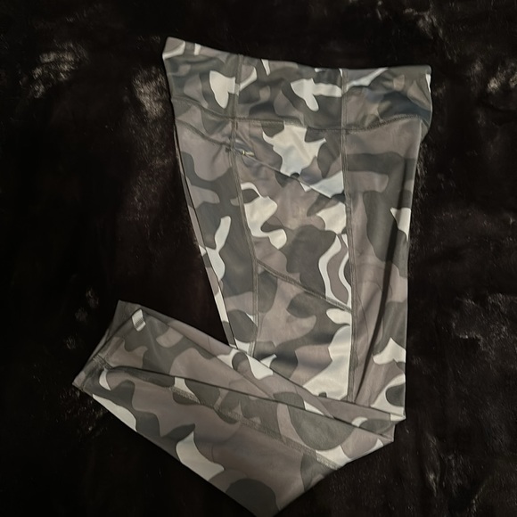 Athleta 7/8 length legging - Picture 4 of 16